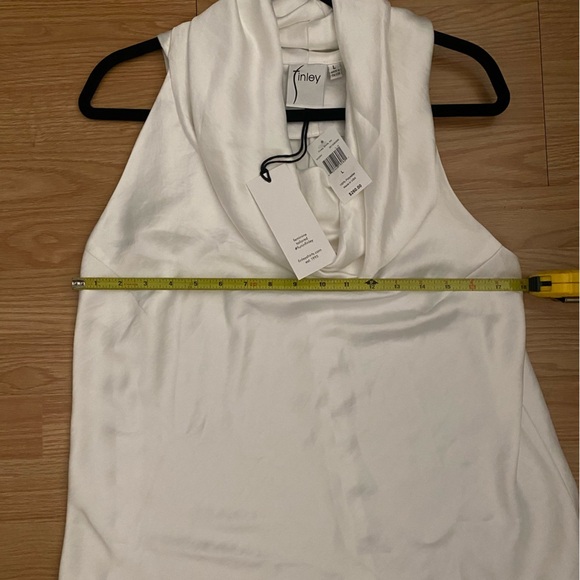 Finley
Sleeveless Cowl-Neck Hammered Satin Top, size L - Picture 6 of 7